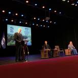 Сотни партийцев и сторонников собрались на форум «Единой России» в Великих Луках 