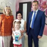 Валентина Миронова подарила первокласснице принадлежности для школы