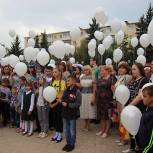 Клинские партийцы выпустили в небо белые шары в память о трагедии в Беслане