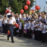 Секретарь Ракитянского местного отделения Партии Юрий Костинов поздравил школьников с Днем знаний