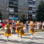 Дворовую территорию, благоустроенную в рамках партпроекта «Городская среда», и три детские игровые площадки открыли в Сормовском районе