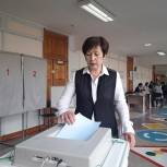 Председатель Барнаульской городской Думы Галина Буевич проголосовала в гимназии № 42