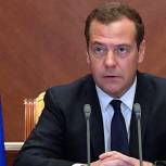 Медведев: Ситуацию на топливном рынке необходимо контролировать очень жестко