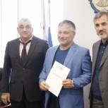 Бувайсар Сайтиев вручил дагестанским журналистам благодарственные письма Госдумы 