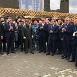 Турчак и Кадыров возложили цветы к стеле в честь присвоения Грозному звания "Город воинской славы"