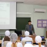Владимир Майер провел парламентский урок в Тобольском медколледже