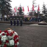 В Самаре возложили цветы к гранитному знаку «Памяти парада в городе Куйбышеве 7 ноября 1941 года"