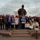 Дмитровские партийцы и сторонники провели профилактическую акцию «Сигарета на конфету»