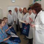 Единороссы Железнодорожного округа поздравили новоиспечённых мам в роддоме 