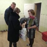 В День матери партийцы вручили подарки  многодетным семьям 