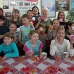 Мастер-класс «Подарок маме» провела секретарь “первички” Кировского округа