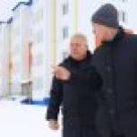Валерий Раенко высоко оценил качество строительства нового жилого дома в Мильково