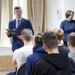 Депутаты-единороссы НАО провели уроки парламентаризма, посвященные 25-летию Конституции РФ