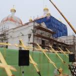 В Гагарине освятили и возводят кресты на купола Благовещенского собора