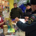 В Стародубе молодогвардейцы проверили магазины, реализующие пиротехнику
