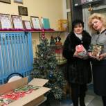 Людмила Шашенкова подарила детским учреждениям сладости и ёлки