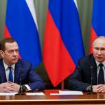 Правительство РФ и Кремль должны работать как единая команда над нацпроектами - Путин