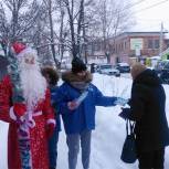 Партийцы и молодогвардейцы поздравляют жителей Скопина