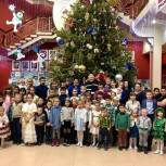 Руководитель региональной общественной приемной ЕР Леонид Огуль организовал новогодний праздник для детей