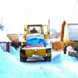 Единоросс Евгений Бартенев помогает жителям частного сектора в расчистке снега