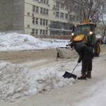 Партийцы продолжают оказывать посильную помощь в расчистке Саратова от снега