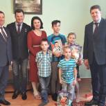 Парламентарии поздравили детей с наступающим Новым годом 