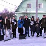 Рошальские молодогвардейцы и сторонники Партии провели уборку снега в частном секторе