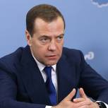 Медведев поблагодарил сражавшихся за освобождение Великого Новгорода ветеранов