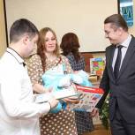 Новорожденных раменчан и их родителей поздравил секретарь местного отделения
