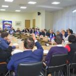 На конференциях местных отделений Партии вручают билеты новобранцам и изучают инициативы первичек