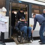 Партийные активисты проверили доступность транспорта для людей с ОВЗ в Омске