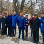 В Свиблово партийцы организовали субботник по уборке снега во дворах