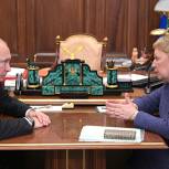 Путин призвал министра просвещения следить за уровнем зарплаты учителей