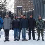 Партийцы и ребята из военно-патриотического клуба «Уральские медведи» провели субботник у «Черного тюльпана»