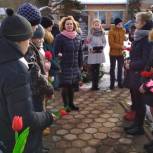 Единороссы возложили цветы к памятным знакам на улицах Плюссы, названных в честь героев