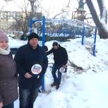 Народные контролёры «Единой России» проверили безопасность детской площадки в центре Новосибирска