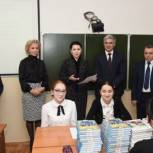 Елена Ельникова проверила ход распределения новых учебников учащимся махачкалинских школ