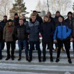 Учащиеся колледжа водного транспорта вышли на субботник к памятнику торпедному катеру