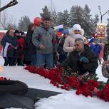 Ямальские партийцы возложили цветы к мемориалам павшим солдатам