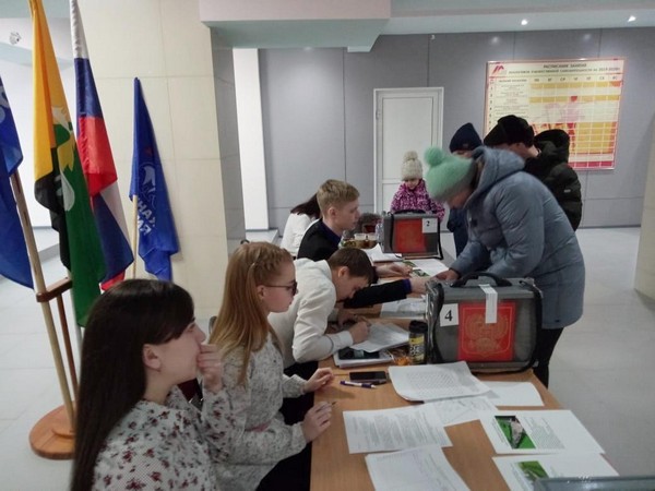 До какого часа идут выборы. Очереди на выборах. Выборы очередь. Городская среда Иркутск голосование. Очередь на избирательном участке.