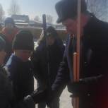 Анатолий Краев вручил юным хоккеистам Шарьинского района профессиональные клюшки