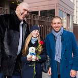 Депутаты Госдумы в канун 8 марта подарили женщинам розы