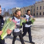 Живыми цветами порадовали вологжанок в преддверии 8 Марта активисты МГЕР