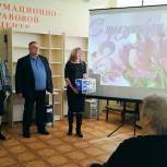 Шатурские единороссы поздравили женщин клуба пожилых людей «Гармония» с 8 марта