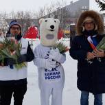 В Нарьян-Маре партийцы поздравили женщин с 8 Марта тюльпанами