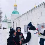 Молодогвардейцы Сергиева Посада провели акцию у стен Лавры, посвященную Международному женскому дню