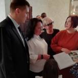 Воронежские партийцы поздравили маму 13 детей