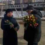 Дарите женщинам цветы! В Щербинке прошла праздничная акция от муниципальных депутатов