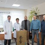 Карачевские партийцы передали районной больнице телевизор