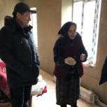 Депутат Руслан Ярахмедов оказал помощь погорельцам из Акушинского района